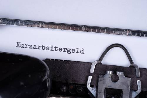 Foto: Schreibmaschine mit Aufschrift Kurzarbeitergeld
