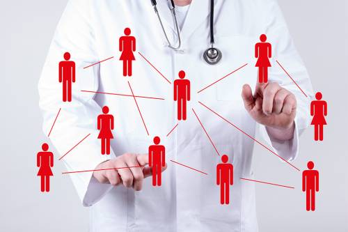 Foto: Arzt mit virtuellen Patienten als Netzwerk